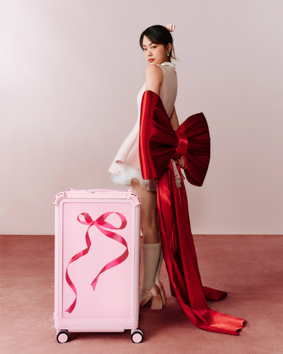 CASETiFY Travel 系列再添新色,首款亮面樱草粉配色全新上市